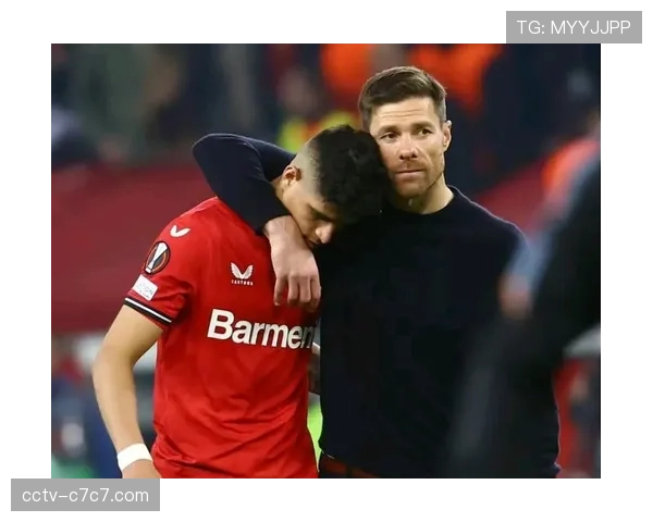 特写:终场哨响,为保级苦战取胜的阿尔梅里亚球员相拥而泣